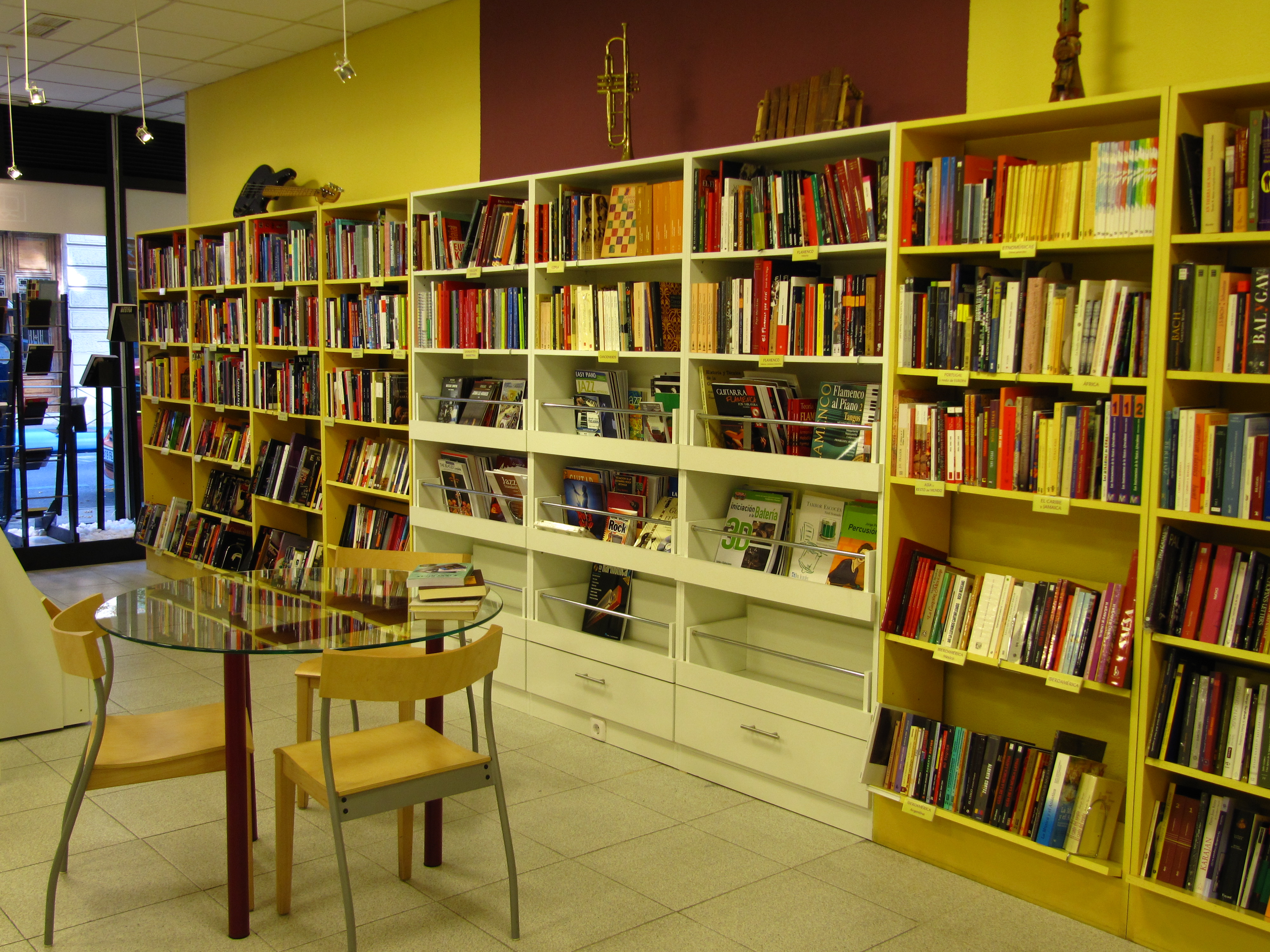 Interior de la librería El Argonauta 2